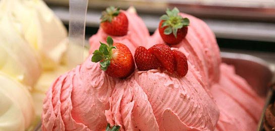 Helado de yogurt decorado con fresas.