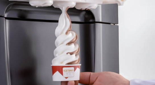 Dispensando un helado de una máquina de bomba para helados