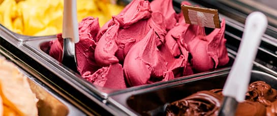 Helados de sabores en exhibición