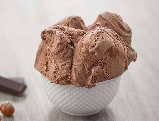 Foto de un helado de yogurt con chocolate