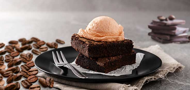 foto de brownie con helado de fresa