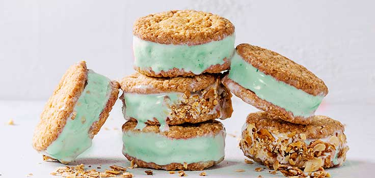 foto de sanwich de helado color menta