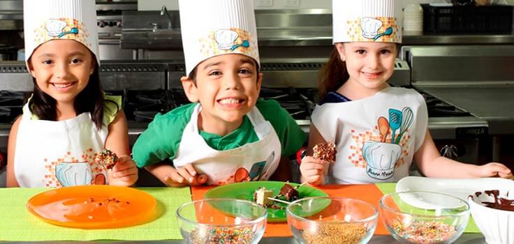 niños comiendo helado con chispas de colores