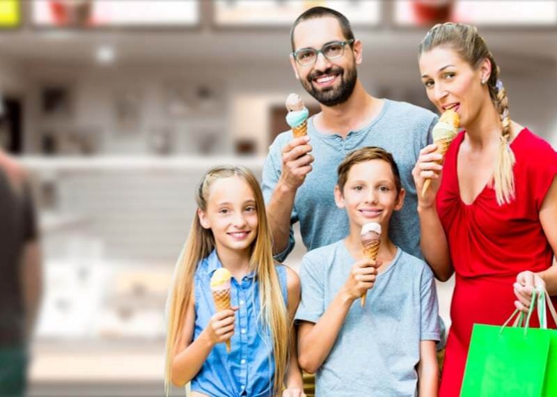 portada de familia comiendo helado