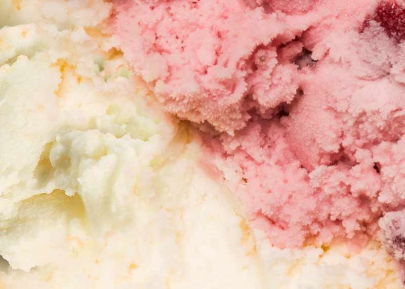 helados de vainilla y fresa con textura cremosa