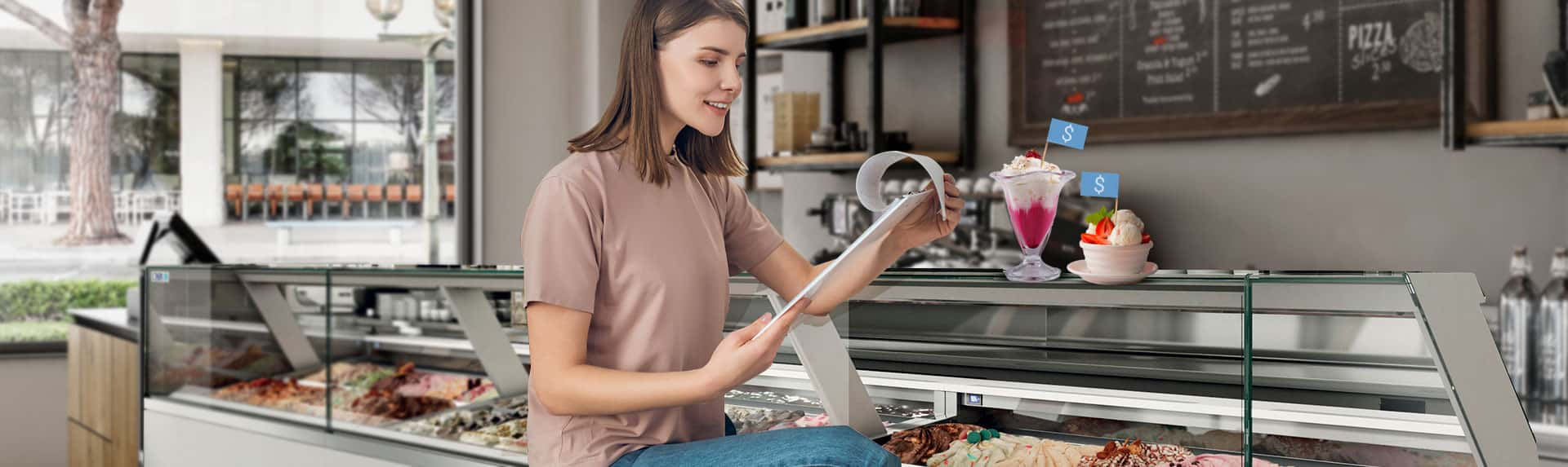 mujer revisando tabla sujetadora de hojas en frente vitrina refrigerada y helados de diferente presentación