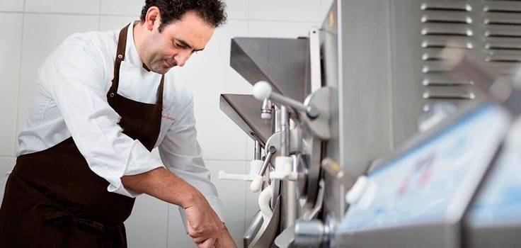 hombre usando máquinas para hacer helados