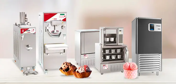 Máquina para hacer helado, abatidores de temperatura y mantecadora con helados en frente