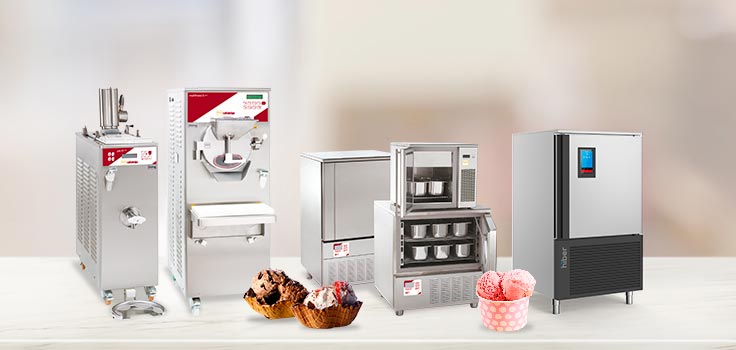 Máquina para hacer helado, abatidores de temperatura y mantecadora con helados en frente