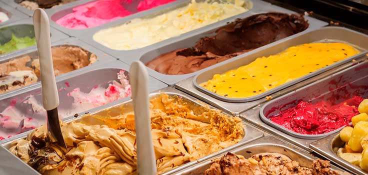 helados de diferentes sabores en recipientes de aluminio