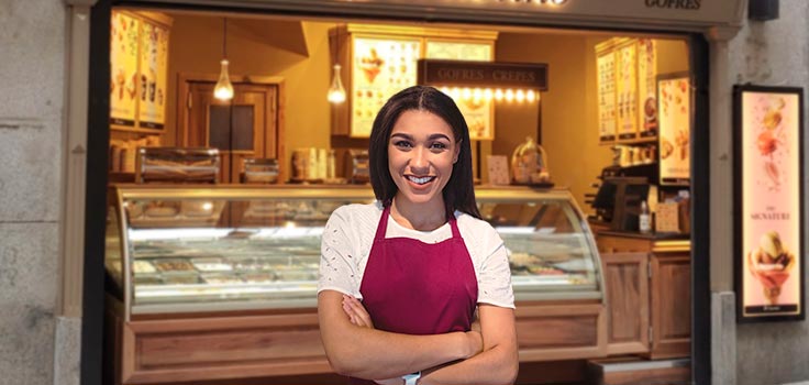 mujer frente vitrina refrigerada para helados