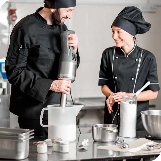 Preparando helados durante el curso de gelato intermedio.