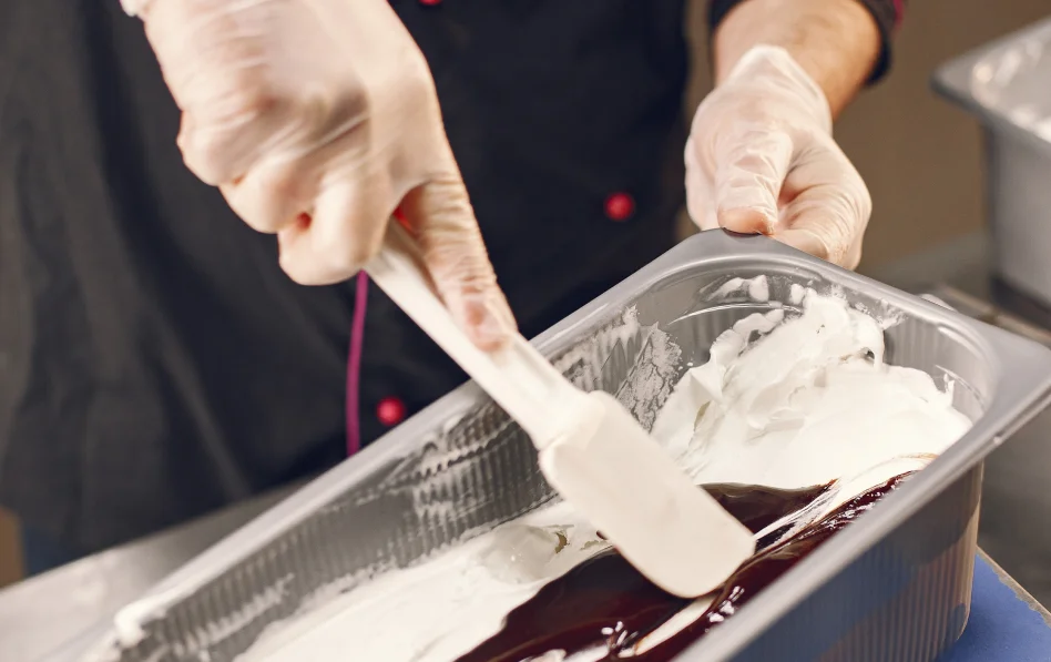 Preparando helado durante curso de gelatos y paletas