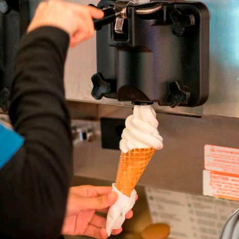 Helado de barquillo preparado con Máquina de helado suave.