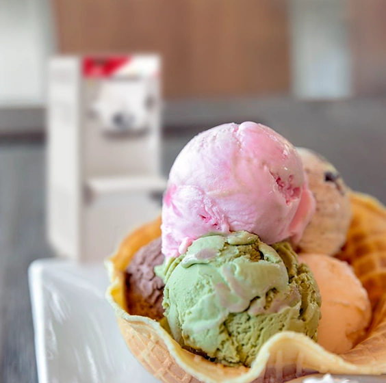 Bolas de diferentes sabores de helado sobre un barquillo